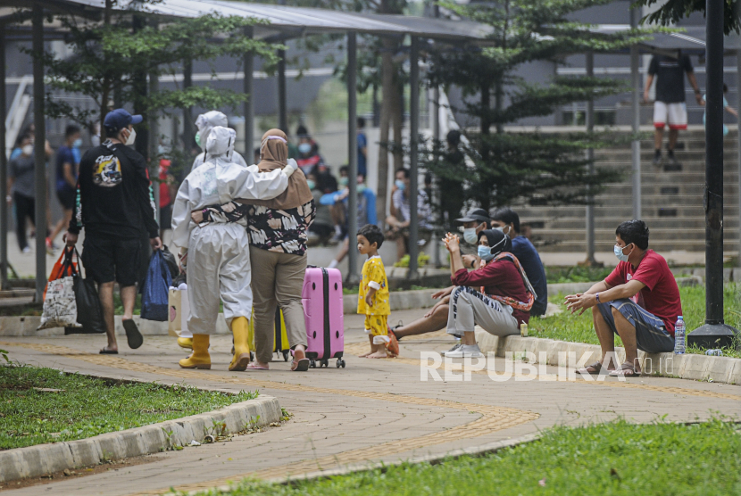 Petugas mendampingi tenaga kesehatan yang positif Covid-19 di RSDC Wisma Atlet, Jakarta, Selasa (26/1). Data Satgas Covid-19 pada Selasa (26/1) mencatat kasus positif di Indonesia bertambah 13.094 sehingga total kasus positif bertambah menjadi 1.012.350 kasus COVID-19 di Tanah Air dari terhitung sejak 2 Maret 2020. Republika/Putra M. Akbar