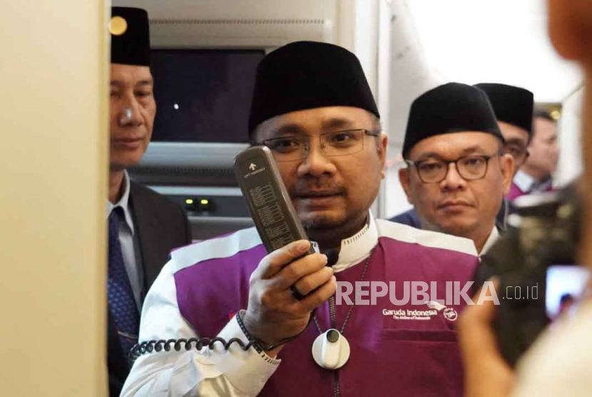 Menteri Agama, Yaqut Cholil Qoumas saat melepas keberangkatan 388 jamaah haji kelompok terbang (kloter) pertama Embarkasi Jakarta - Pondok Gede (JKG-01) di Bandara Soekarno-Hatta (Soetta), Ahad (12/5/2024) dini hari. 