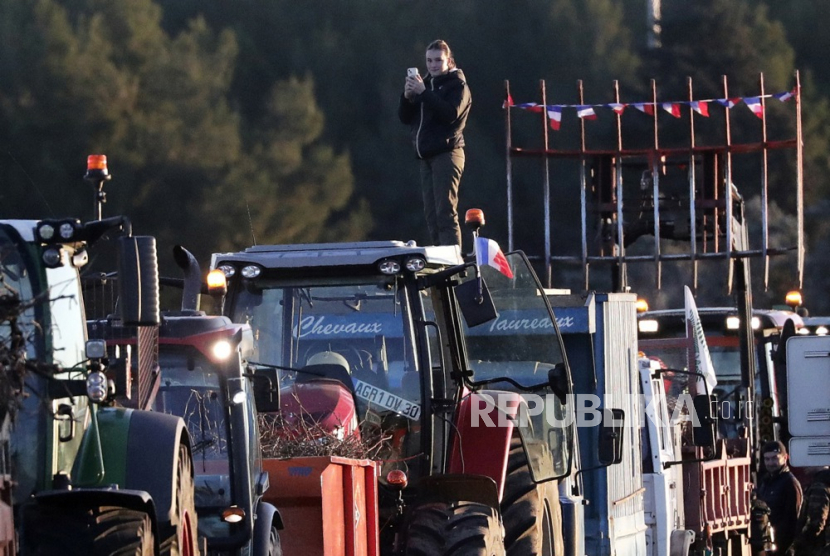 Petani Perancis menghadiri demonstrasi dan memblokir jalan raya A9 di Nimes, Perancis Selatan, pada 25 Januari 2024. 