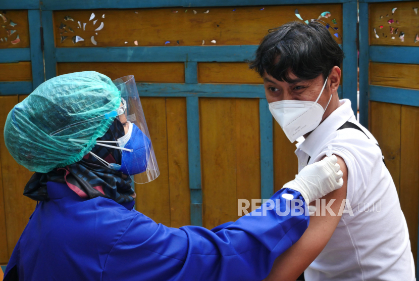 Tenaga kesehatan menyuntin vaksin Sinovac untuk pelaku wisata di kawasan wisata Hutan Pinus Mangunan, Bantul Yogyakarta. (ilustrasi)