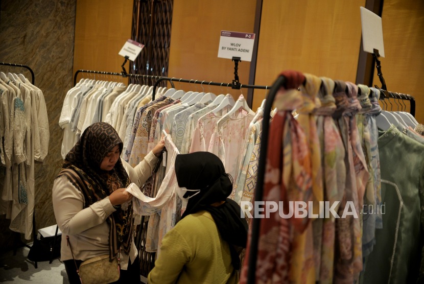 Pengunjung memilah busana yang dijajakan di salah satu stan pameran busana Muslim pada gelaran Muslim Fashion Festival (MUFFEST+) 2023 di The Westin Jakarta, Selasa (7/3/2023). Direktur Pengembangan Ekspor Jasa dan Produk Kreatif Kementerian Perdagangan Miftah Farid mengatakan Kementerian Perdagangan (Kemendag) ingin membuat koneksi antara desainer dengan industri tekstil dan produk tekstil (TPT) untuk mewujudkan Indonesia sebagai kiblat modest fashion atau gaya berbusana sopan.