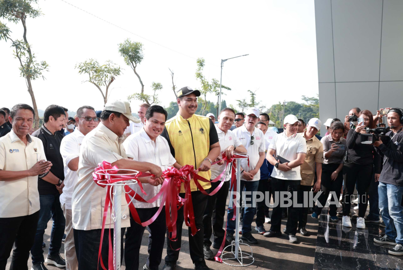 Menteri Pertahanan Prabowo Subianto didampingi Ketua Umum PSSI Erick Thohir meresmikan Akademi Sepak Bola Garudayaksa di Bekasi, Jawa Bara, Kamis (14/12/2023). 