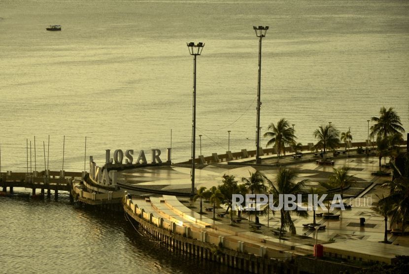 Suasana Anjungan Pantai Losari. Pemerintah Kota Makassar, Provinsi Sulawesi Selatan, mulai menutup sementara sejumlah fasilitas umum jelang perayaan Natal dan tahun baru 2021. 