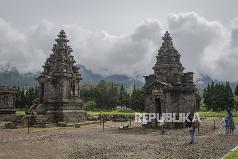 Sejumnlah wisatawan mengunjungi kompleks Candi Arjuna  di Dataran Tinggi Dieng, Batur, Kabupaten Banjarnegara, Jawa Tengah, Selasa (23/11/2021). 