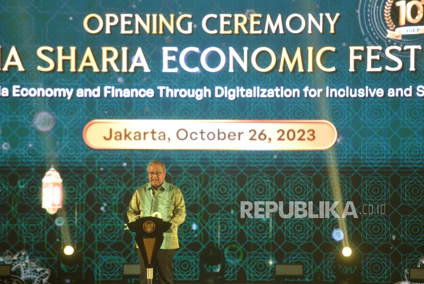 Gubernur Bank Indonesia Perry Warjiyo memberikan sambutan di pembukaan Indonesia Sharia Economic Festival (ISEF) ke-10 tahun 2023, di Jakarta Convention Center, Kamis (26/10/2023). 