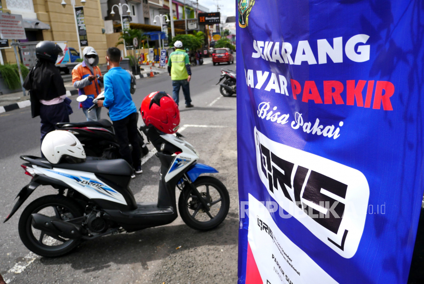 Perumda Bhukti Praja Sewakadarma (PD Parkir) Kota Denpasar, Bali, memulai program pelayanan pembayaran parkir dengan menggunakan Quick Respons Code Indonesian Standard (QRIS).