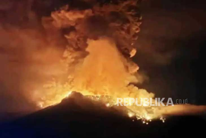 Erupsi Gunung Ruang di Kabupaten Sitaro, Sulawesi Utara terjadi pada Rabu (17/4/2024) malam. Hujan kerikil dan pasir dari erupsi Gunung Ruang membuat panik warga sekitar.