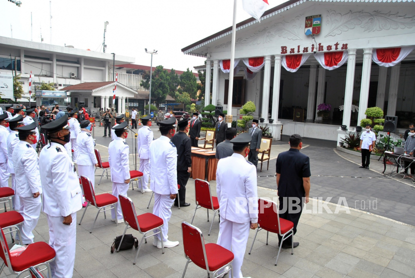 Pejabat PNS di lingkungan Pemerintah Kota (Pemkot) Bogor dilantik di Plaza Balai Kota Bogor, Jawa Barat.