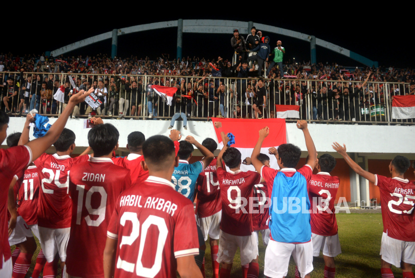 Pemain Timnas Indonesia U16 menyapa suporter usai mengalahkan Timnas Vietnam U16 saat pertandingan terakhir penyisihan grup A AFF U16 Putra 2022 di Stadion Maguwoharjo, Sleman, Yogyakarta, Sabtu (6/8/2022). Pada pertandingan ini Timnas Indonesia U16 berhasil menang atas Timnas Vietnam U16 dengan skor 2-1.