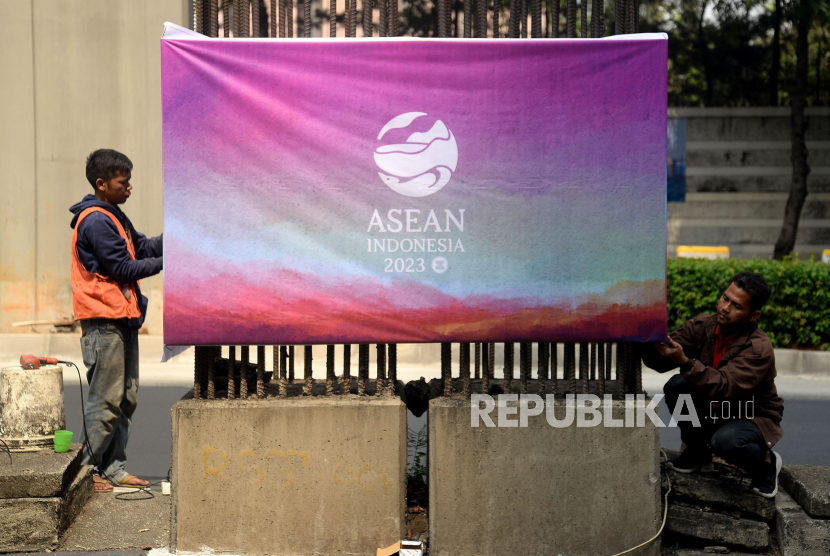 Pekerja memasang baliho KTT ASEAN di tiang bekas proyek Monorel di Jalan Rasuna Said, Jakarta, Ahad (3/9/2023). Berbagai persiapan dilakukan panitia jelang pelaksanaan KTT ASEAN ke-43 yang berlangsung pada 5-7 September 2023. Salah satunya yaitu memasang baliho/spanduk di sejumlah titik untuk memerihakan pelaksanaan KTT ASEAN.