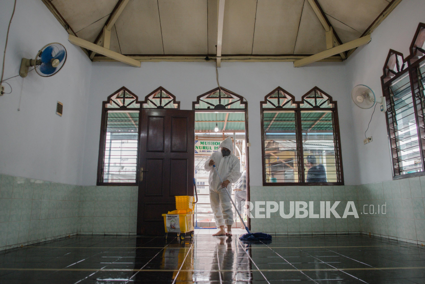 Kerja bakti membersihkan masjid dan mushola 