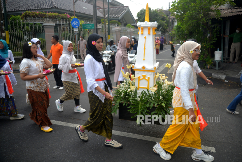 Pelajar SMPN 8 Yogyakarta membawa maket Tugu Pal Putih saat karnaval. Pemkot Yogyakarta akan kembangkan Kotabaru sebagai destinasi wisata gantikan Gumaton.