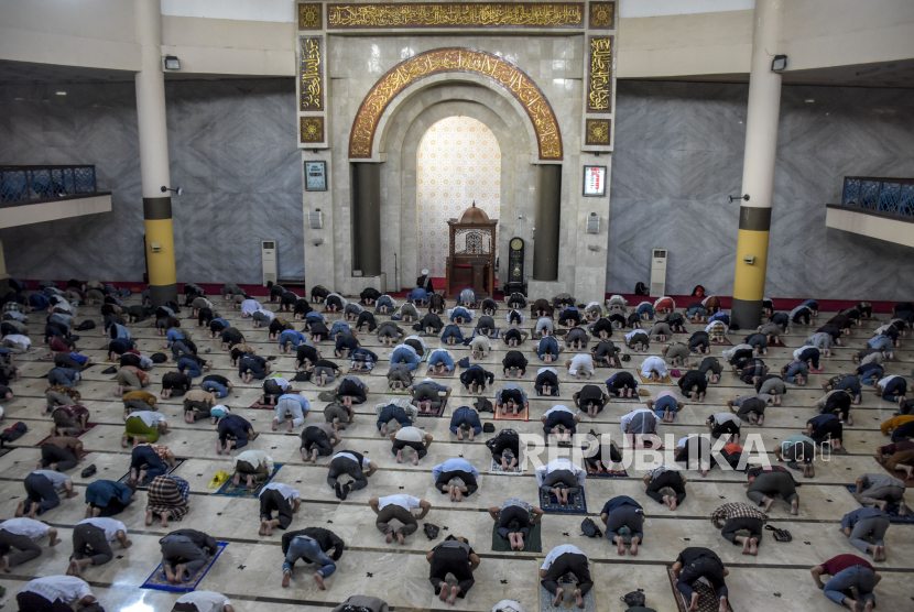 Jamaah melaksanakan ibadah Sholat Jumat di Masjid Raya Bandung, Jalan Dalem Kaum, Kota Bandung, Jumat (11/3/2022). Imam Sholat Berjamaah, Perhatikan Adab Ini