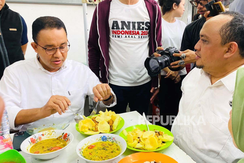 Calon presiden Koalisi Perubahan, Anies Rasyid Baswedan makan doclang saat kampanye perdana di Kota Bogor, Jawa Barat, Selasa (28/11/2023). 