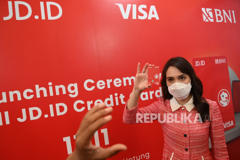 Aktris Shandy Aulia menunjukkan Kartu Kredit BNI JD.ID saat diluncurkan di Jakarta, Kamis (11/11). Kartu Kredit BNI JD.ID dapat diajukan secara daring melalui eform di https://applykartukredit.bni.co.id/jdid, pengguna pun bebas biaya tahunan untuk dua tahun pertama dan mendapatkan 