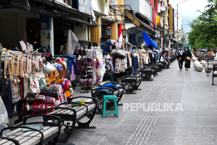 Pengunjung berjalan-jalan di jalur pedestrian Malioboro, Yogyakarta.