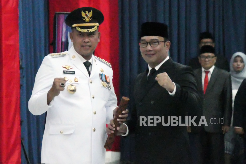 Pelantikan Tri Adhianto Tjahyono menjadi wali kota Bekasi sisa masa jabatan 2018-2023 oleh Gubernur Jawa Barat M Ridwan Kamil di Gedung Sate, Kota Bandung, Senin (21/8/2023).