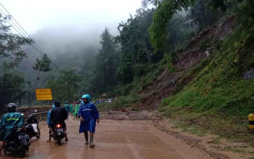 Tebing Longsor, Jalur Menuju Kediri-Jombang Terputus | Republika Online