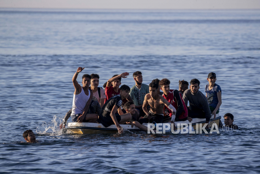 Para migran tiba di daerah kantong Spanyol di Ceuta, dekat perbatasan Maroko dan Spanyol, Rabu, 19 Mei 2021.