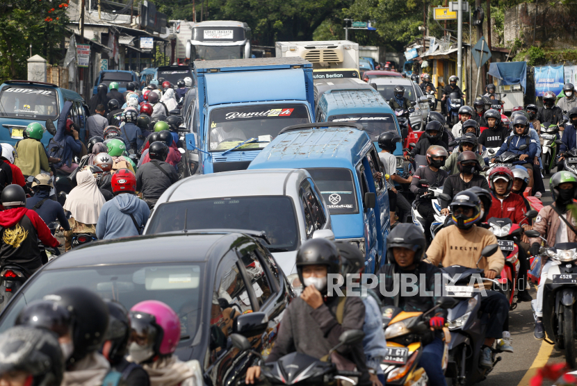 Kepadatan kendaraan wisatawan saat pemberlakuan rekayasa lalu lintas sistem satu arah (one way) jalur wisata Puncak,  Gadog, Kabupaten Bogor.