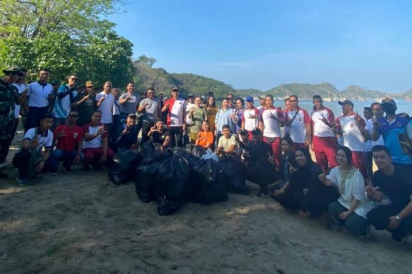 BPOLBF dan UPH Gelar Aksi Bersih Pantai di Labuan Bajo untuk Pariwisata Berkelanjutan