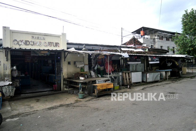 Lapak pedagang tutup usai pembatasan operasional di Pasar Condongcatur, Sleman, Yogyakarta, Senin (18/1). 