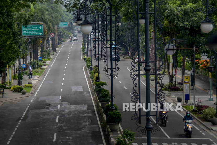 Suasana lengang di Jalan Ir. H Juanda (Dago) Bandung, Jawa Barat. Selain mal sejumlah jalan di Kota Bandung juga sudah lengang.