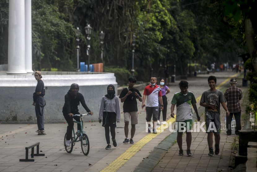 Sejumlah warga berolahraga di pedestrian Kebun Raya Bogor, Kota Bogor, Jawa Barat, Senin (9/8). Dokter: Tidak Merokok dan Rutin Berolahraga Kunci Hindari Penyakit Jantung