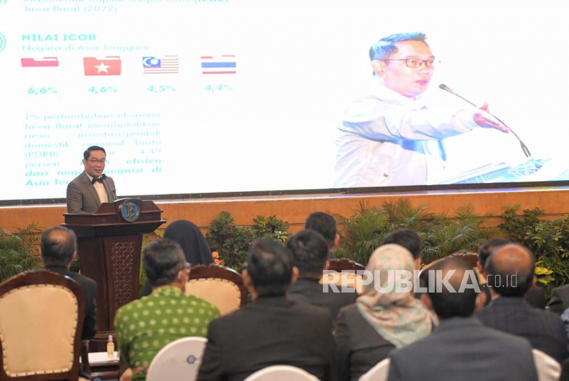 Gubernur Jawa Barat Ridwan Kamil saat menghadiri upacara pengukuhan Erwin Gunawan Hutapea sebagai Kepala Kantor Perwakilan Bank Indonesia Provinsi Jabar di Kota Bandung, Jumat (24/2/2023).