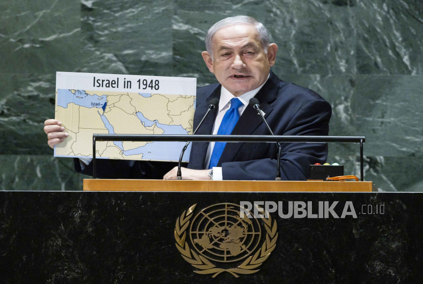   Perdana Menteri Israel Benjamin Netanyahu mengacungkan peta Timur Tengah tanpa Palestina saat berpidato di Majelis Umum PBB di Markas Besar PBB di New York, New York, AS, 22 September 2023.