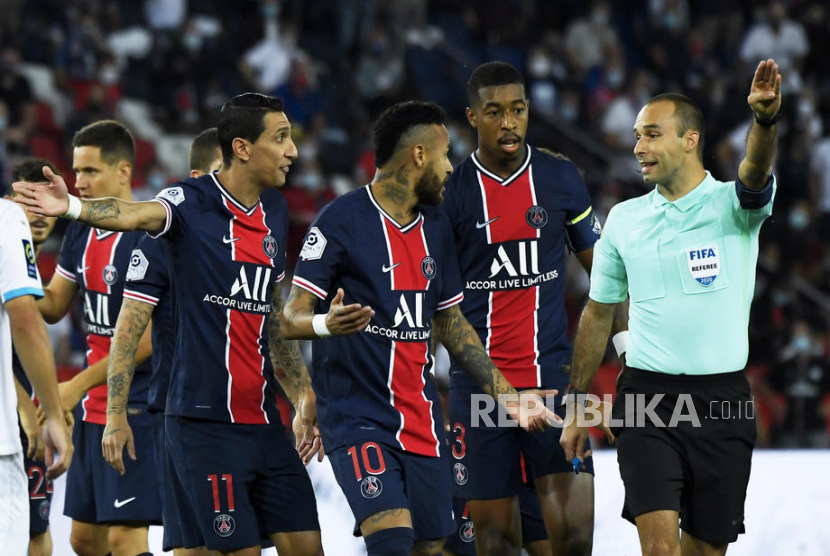 Penyerang Paris Saint-Germain Neymar (tengah) bersama rekan-rekannya memprotes keputusan wasit Jerome Brisard dalam pertandingan melawan Olympique Marseille.
