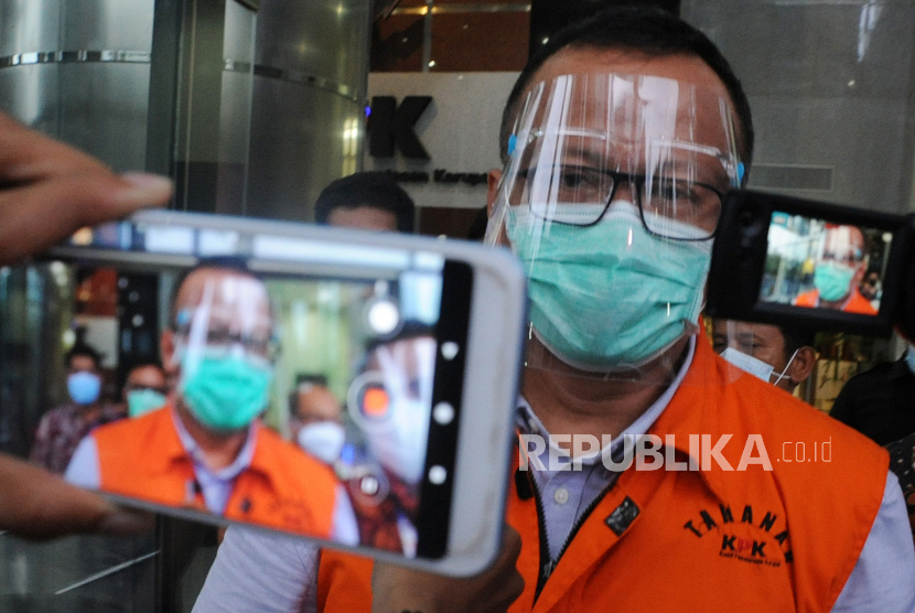 Mantan Menteri Kelautan dan Perikanan Edhy Prabowo berjalan menuju mobil tahanan usai menjalani pemeriksaan lanjutan di Gedung KPK, Jakarta. (ilustrasi)