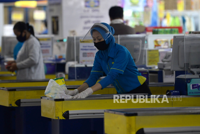 Karyawan dengan menggunakan face shield melayani pengunjung di salah satu gerai hypermart di Jakarta, Senin (1/6). Kemendag telah menerbitkan surat edaran terkait penerapan skema new normal untuk sektor perdagangan yang tetuang salam surat edaran nomor 12 tahun 2020