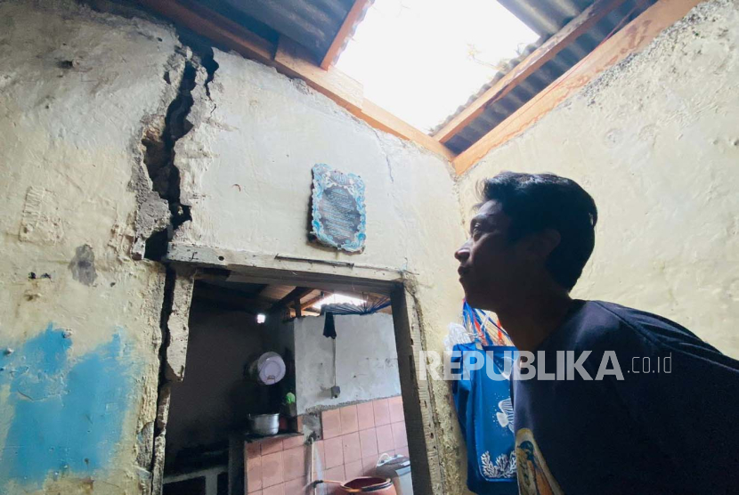 Sejumlah rumah warga di Kelurahan Lawang Gintung, Kecamatan Bogor Selatan, Kota Bogor mengalami kerusakan diduga akibat terdampak proyek pembangunan underpass, yang merupakan bagian dari penataan Stasiun Batutulis, Rabu (2/8/2023).