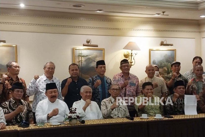Sejumlah tokoh yang tergabung dalam Gerakan Pemilu Bersih menggelar konferensi pers di Yogyakarta mendesak KPU RI menindaklanjuti adanya dugaan temuan 54 juta Daftar Pemilih Tetap (DPT) bermasalah, Jumat (9/2/2024). 