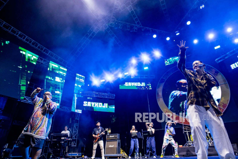 Belasan musisi tampil membawakan lagu-lagu Iwa K di panggung Tribute to Iwa K di hari pertama festival musik Flavs 2023, Sabtu (14/10/2023) petang. 