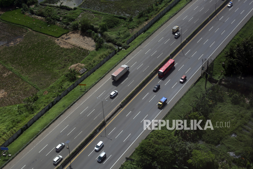 Foto udara sejumlah kendaraan melintas di ruas Tol Tangerang - Merak di Kabupaten Tangerang, Banten. Kecelakaan lalu lintas terjadi di ruas jalan Tol Tangerang-Merak Km 84.650 A, Selasa (21/6/2022) pagi.