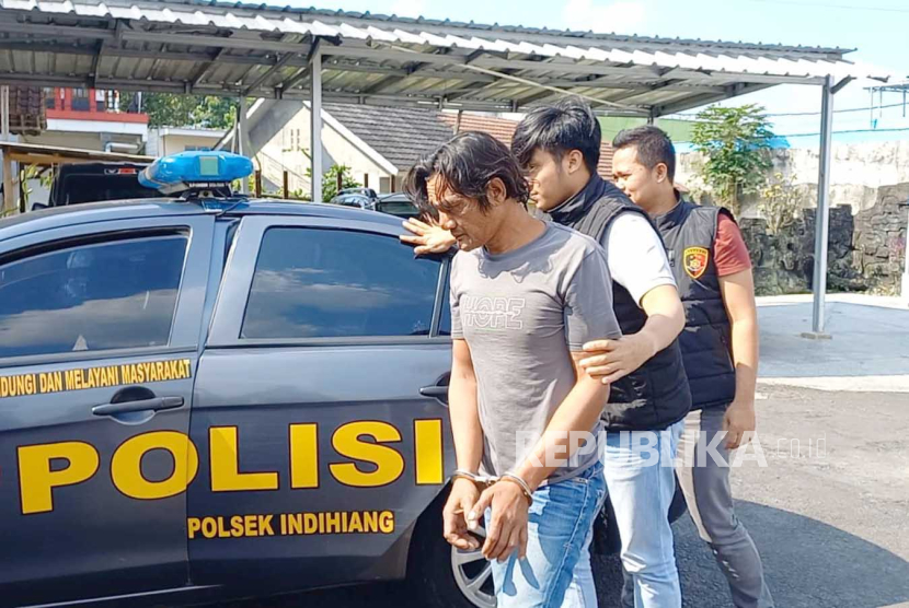 Tersangka kasus penganiayaan gara-gara tak diberi sebatang rokok digiring polisi di Polsek Indihiang, Kota Tasikmalaya, Jumat (11/8/2023). 