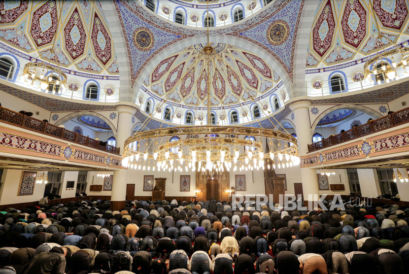 Sholat berjamaah Jumat pertama di bulan suci Ramadhan di dalam Masjid Merkez di distrik Marxloh, Duisburg, Jerman, (24/3/2023).