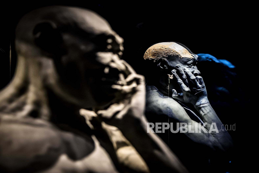 Rekonstruksi fosil 'Manusia Jawa', yang merupakan bagian dari koleksi Dubois di museum Naturalis di Leiden, Belanda, 18 Oktober 2022. Indonesia meminta Belanda mengembalikan delapan koleksi seni dan ilmu pengetahuan alam, termasuk koleksi Dubois. Koleksinya mencakup sekitar 40.000 fosil yang digali di Indonesia oleh ahli paleoantropologi Belanda Eugene Dubous (1858-1940).