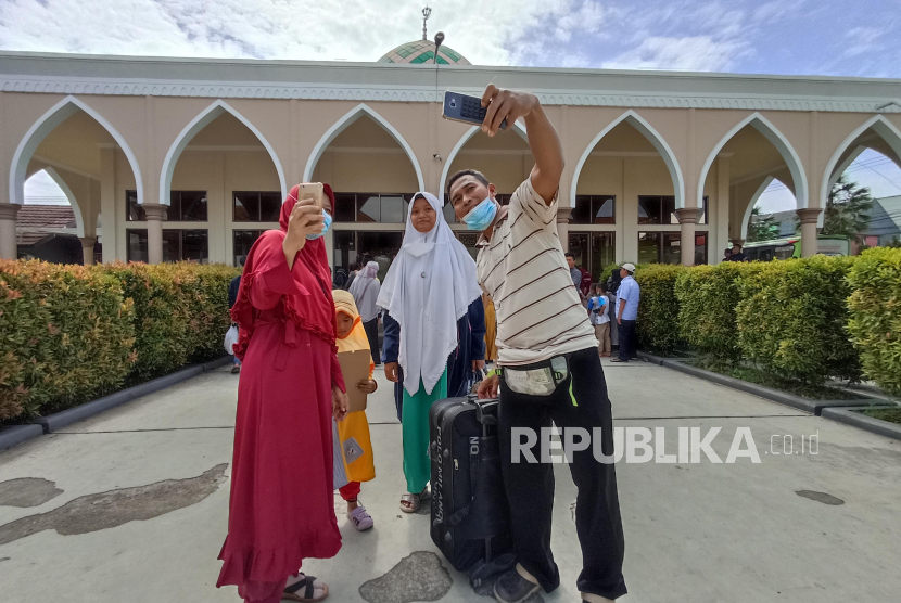 Santri Pondok Modern Gontor asal Bandung disambut sanak keluarganya di Masjid STAI Persis, Bandung, Selasa (22/3/2022). Mereka akan menjalani masa libur Ramadhan hingga usai Idul Fitri 1443 H nanti. Masyarakat Indonesia berharap Ramadhan tahun ini bisa berjalan normal.