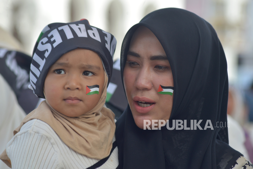 Warga bersama anaknya saat menggelar doa bersama untuk Palestina di Masjid Raya Baiturrahman, Banda Aceh, Kamis (2/11/2023).