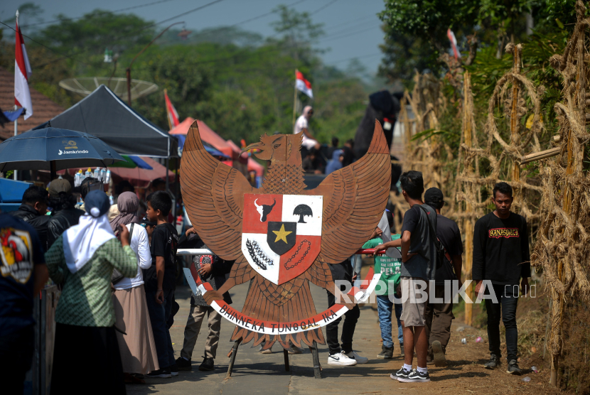Warga membawa lambang Pancasila saat karnaval Wahyu Makutaning Kamardikan di Panggung Festival Lima Gunung Desa Baleagung, Grabag, Magelang, Jawa Tengah, Kamis (24/8/2023). 