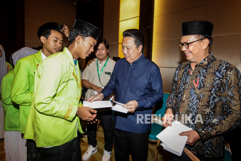 Presiden Direktur Adaro Garibaldi Thohir memberikan santunan untuk anak yatim di Jakarta, Kamis (28/3/2024). 