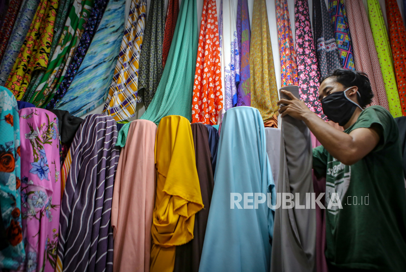Pedagang menata kain tekstil dagangannya di Cipadu, Kota Tangerang, Banten, Kamis (16/4/2020). Sekretaris Jendras Asosiasi Pertekstilan Indonesia (API) mengatakan ekspor Tekstil dan Produk Tekstil (TPT) secara keseluruhan ke global turun sebesar 30-40 persen akibat wabah COVID-19