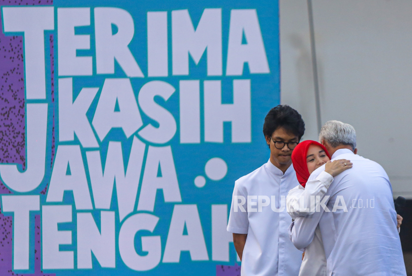 Gubernur Jawa Tengah Ganjar Pranowo (kanan) memeluk istrinya Siti Atiqoh Supriyanti (tengah) disaksikan putranya Zinedine Alam Ganjar (kiri) pada perpisahan bertajuk Pesta Rakyat Terima Kasih Jawa Tengah di Semarang, Jawa Tengah, Selasa (5/9/2023). Pesta rakyat yang dihadiri ribuan masyarakat dari berbagai daerah di Jawa Tengah itu menjadi puncak perpisahan Gubernur Jawa Tengah Ganjar Pranowo periode tahun 2013-2018 dan 2019-2023 yang selanjutnya dijabat sementara oleh Komjen Pol (Purn) Nana Sudjana. 