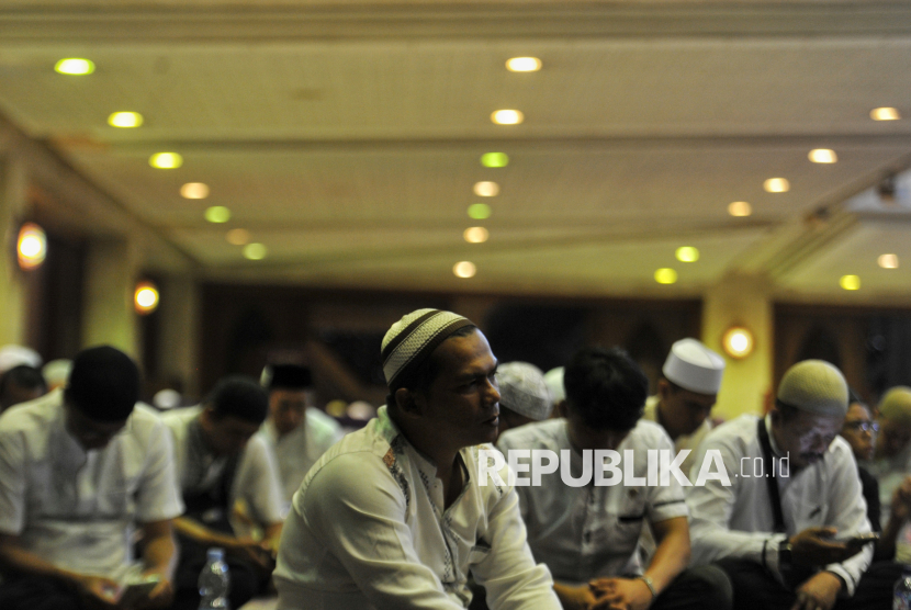 Jamaah mengikuti kegiatan Dzikir mengamalkan ajaran Syekh Abdul Qadir Jailani.