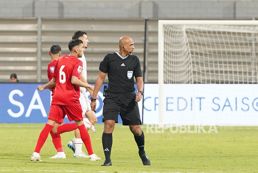 Wasit Ahmed Al Kaf saat memimpin laga Bahrain melawan Indonesia dalam laga Grup C putaran ketiga Kualifikasi Piala Dunia 2026 zona Asia di Stadion Nasional Bahrain, Kamis (10/10/2024). 