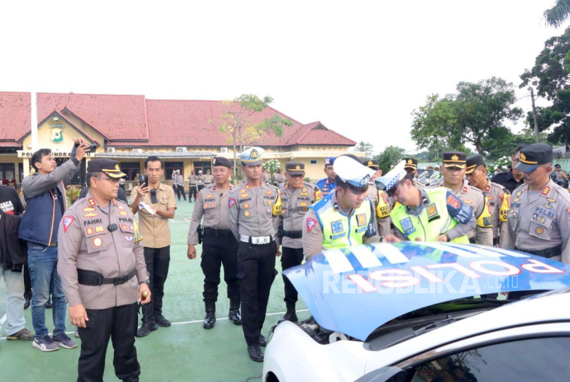 Kapolres Indramayu, AKBP M Fahri Siregar memimpin Apel Sarana Prasarana dan Kendaraan Dinas dalam Rangka Kesiapan Ops Ketupat Lodaya 2024, di Mapolres Indramayu, Selasa (26/3/2024). 