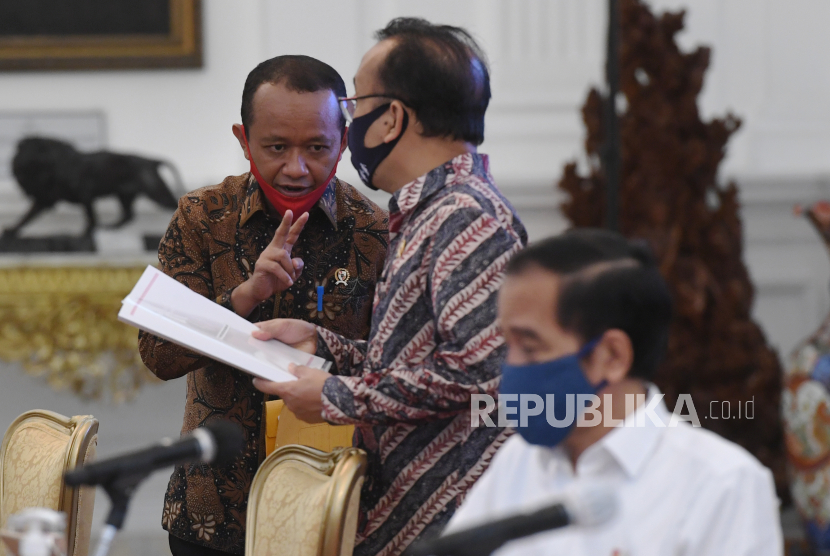 Kepala Badan Koordinasi Penanaman Modal (BKPM) Bahlil Lahadalia (kiri) berbincang dengan Menteri Sekretaris Negara (Mensesneg) Pratikno (kedua kiri) sebelum mengikuti rapat terbatas (ratas) di Istana Merdeka, Jakarta, Selasa (7/7/2020). Ratas tersebut membahas percepatan pembangunan program strategis nasional Jalan Tol Sumatera dan Tol Cisumdawu.